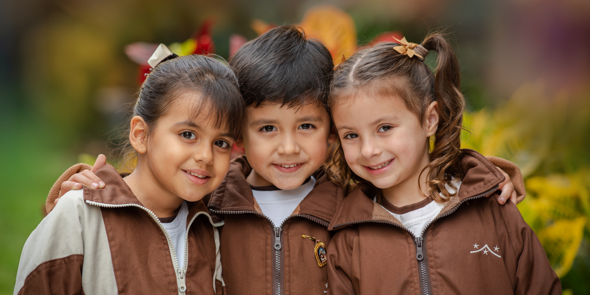 Niños del Nivel Inicial del Colegio Carmelitas sonriendo con su uniforme institucional.